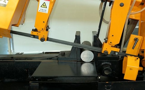 东莞生态园数控带锯床自动送料精度会出现偏差吗？