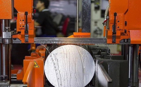 东莞生态园立式金属带锯床切削出现跑带故障解决方法！